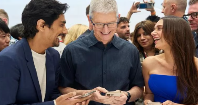  Aditi Rao Hydari and Siddharth meet Tim Cook at Apple's "It's Glowtime" event in California, sharing smiles and laughter.