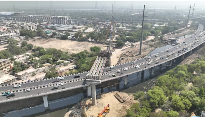 200-tonne steel span installed on Barapula flyover for Delhi-Meerut RRTS viaduct using high-capacity cranes at night.