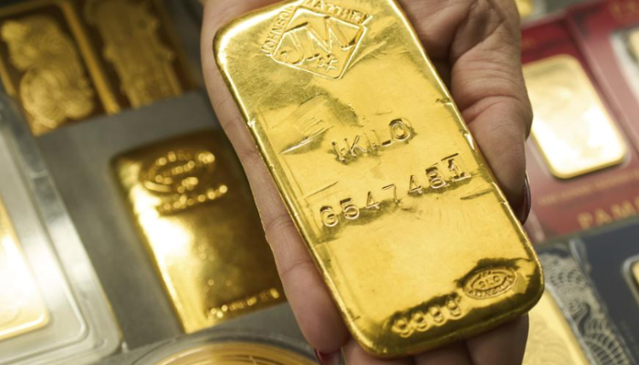 Gold prices rise by ₹918 to ₹93,359 per 10 gm in futures trade.