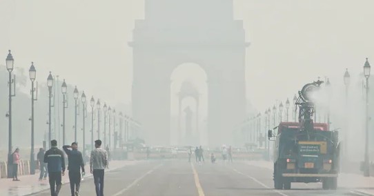 Smog-covered skyline of Delhi showing heavy air pollution during peak winter season, with visibility reduced due to toxic air.