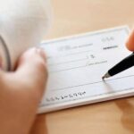 Illustration showing people waiting outside a Delhi court for a cheque-bounce hearing.