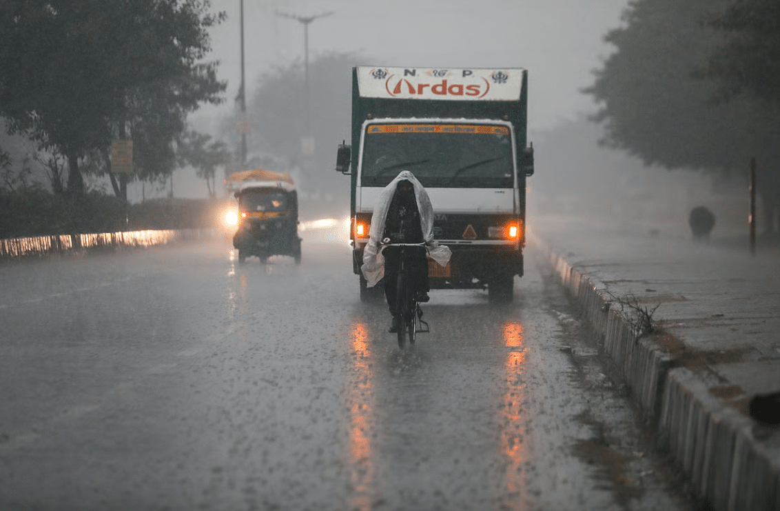 Foggy morning in Delhi with reduced visibility as air quality remains very poor due to high pollution levels.
